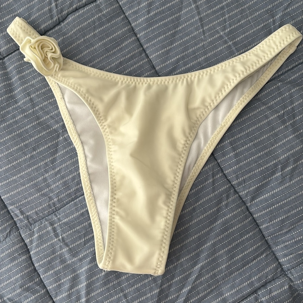 Ivory rosette bikini set - Picture 7 of 10